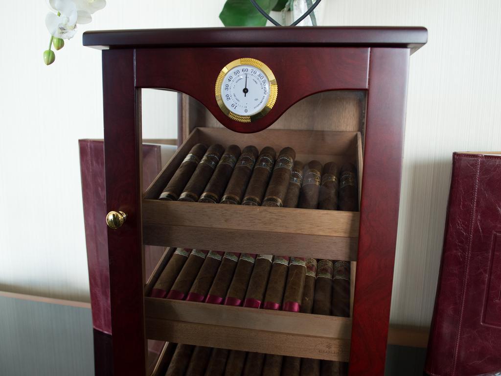 Premier Palace Spa Hotel Bucharest Exterior photo A humidor